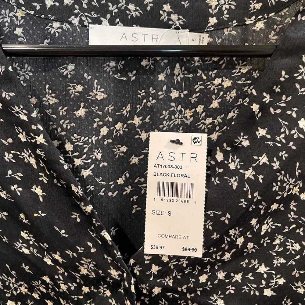 ASTR Black Floral 100% Polyester V-Neck Blouse Small NWT - Picture 3 of 7